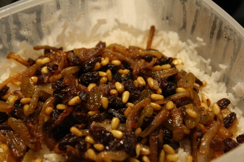 אורז בבצל וצימוקים